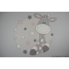 Houten muurdecoratie - Giraf Zazu op achterbord (rond) met bloemen/hartjes/sterren - lichtgrijs/oud roze euforie (naam optioneel) (60x60cm)